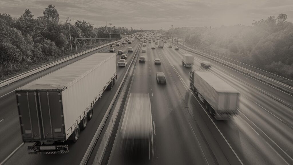 bandeau supérieur du site, autoroute avec plusieurs poids lourds